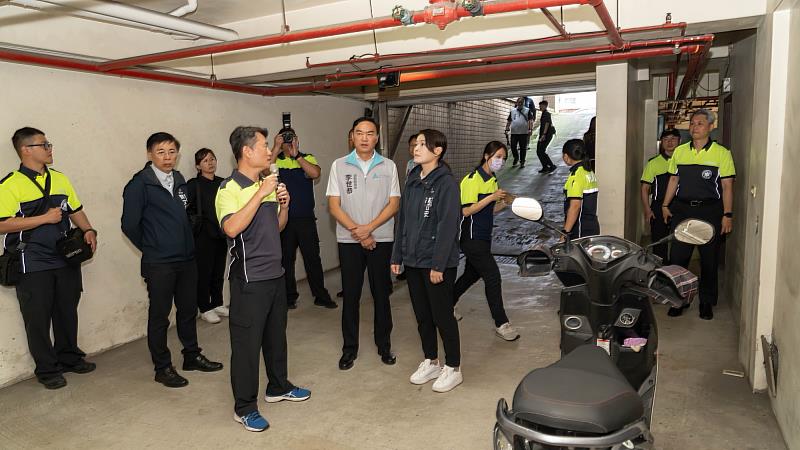 市長高虹安與消防局長李世恭、都發處長蘇文彬前往龍群世家一期社區視察。