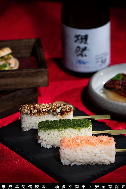 以星級底蘊研發的日系極簡小食，搭配全台最齊全的清酒地圖。這一桌豐盛，交織出最動人的微醺層次。