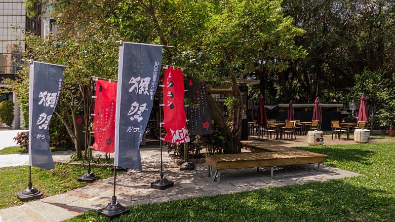 華山南一館外的露天座位區，讓你在陽光與微風下，隨性享受一杯「獺祭の冰淇淋」，感受最 Chill 的午後時光。