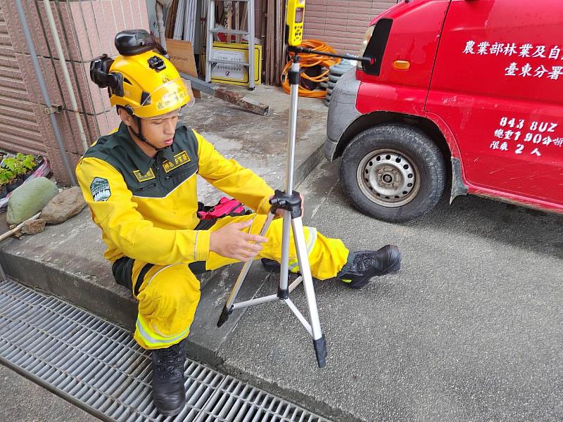 同仁測試手持式風速計與自動氣象站的架設。