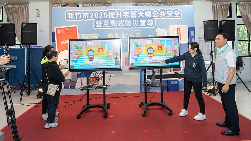 市長高虹安與民眾一同體驗互動式防災教學程式。