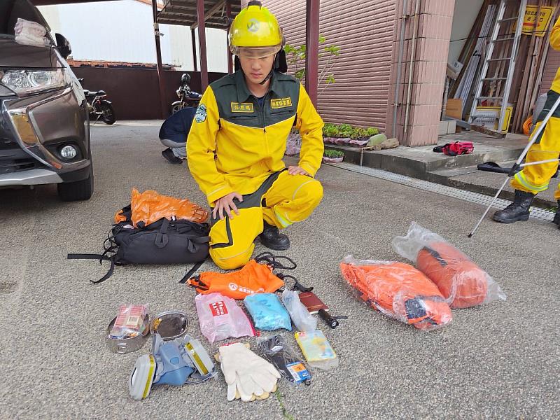 同仁完整清點個人防護裝備，包含防護頭盔、護目鏡、防毒面罩、防火手套、物資等。