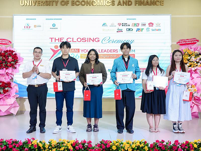 南華大學學生參與2026亞洲青年領袖論壇，外文系曾品傑（左2）獲頒「BEST PAPER AWARD」。