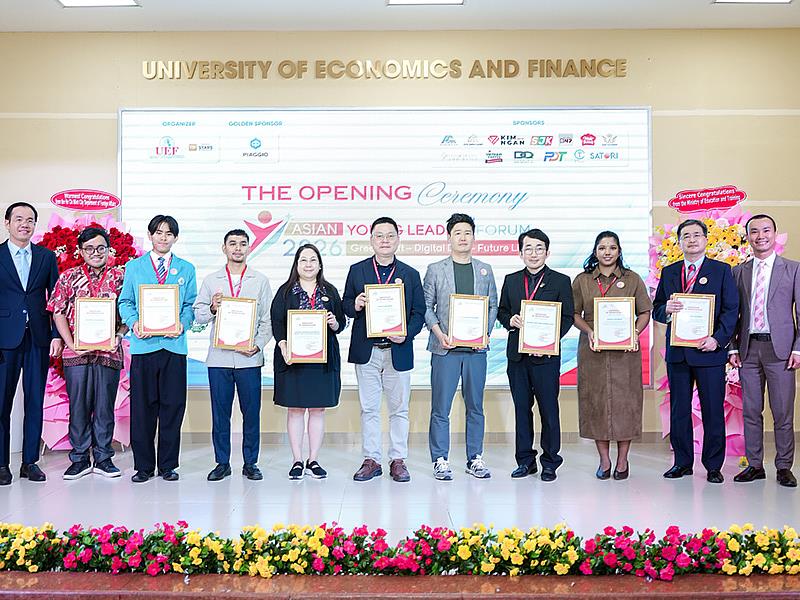 南華大學科技學院陳柏青院長（中）參與2026亞洲青年領袖論壇開幕式並獲頒大會感謝狀。