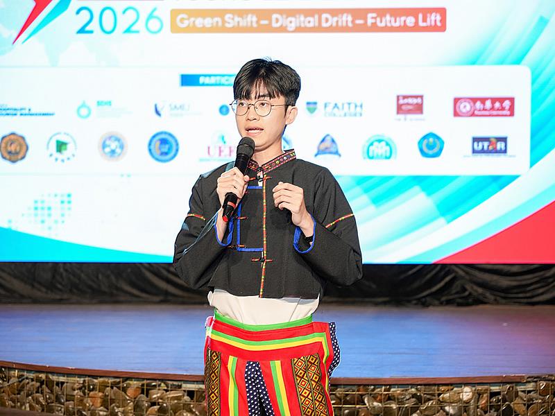 南華大學學生參與2026亞洲青年領袖論壇，生技系張淇佑於開幕晚宴上穿著原住民服飾介紹台灣多元文化。