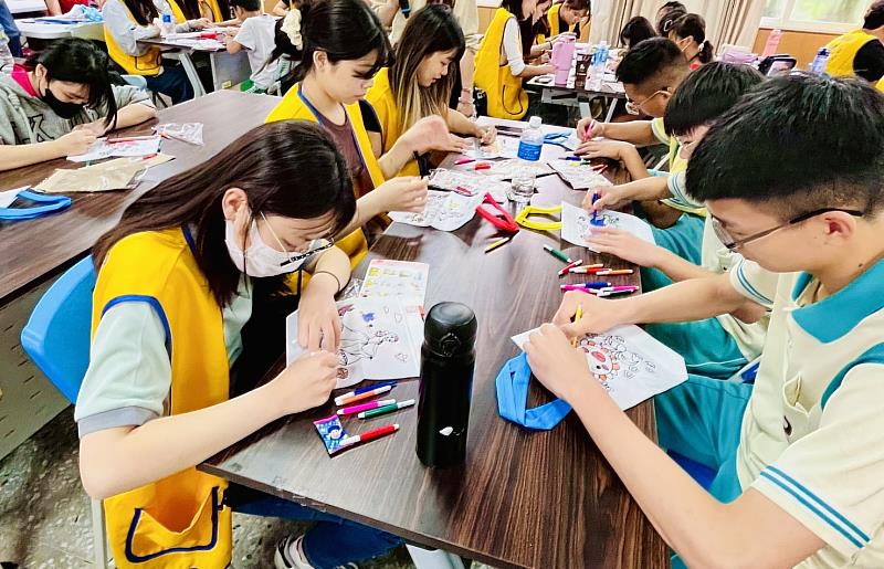 文藻USR團隊攜手蚵寮國中小與基督教芥菜種會，舉辦「蚵寮啟航．創意袋著走」大小學伴相見歡活動