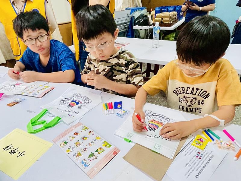 文藻USR團隊攜手蚵寮國中小與基督教芥菜種會，舉辦「蚵寮啟航．創意袋著走」大小學伴相見歡活動