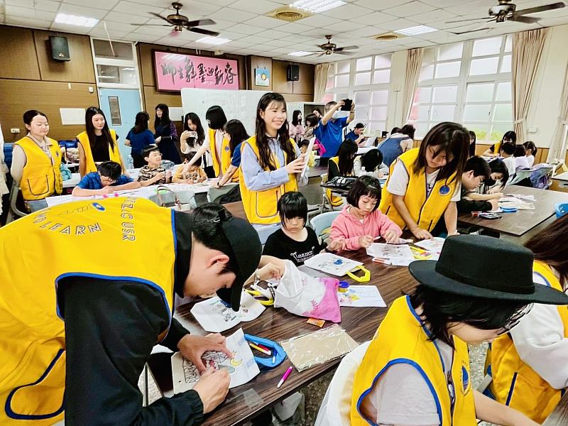 文藻USR團隊攜手蚵寮國中小與基督教芥菜種會,舉辦「蚵寮啟航.創意袋著走」大小學伴相見歡活動。