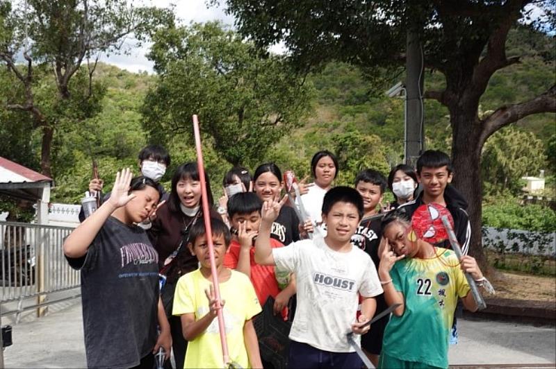 文藻山地服務社營隊帶領當地高年級小朋友進行社區服務。