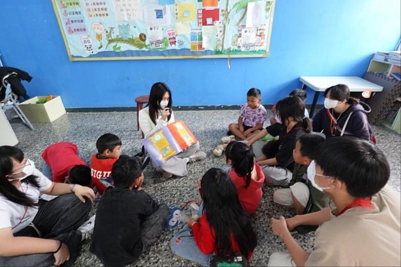 文藻山地服務社強調「長期定點服務」理念，透過持續關懷與陪伴，深入了解學童需求，建立穩定信任關係，讓服務更能在學童心中留下深遠的影響。