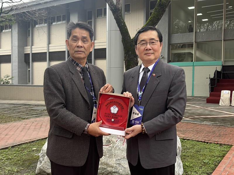 東華大學校長徐輝明接任全國大專體育總會第10屆第2任大專高爾夫委員會主任委員。右為東華大學前校長趙涵㨗前主委。