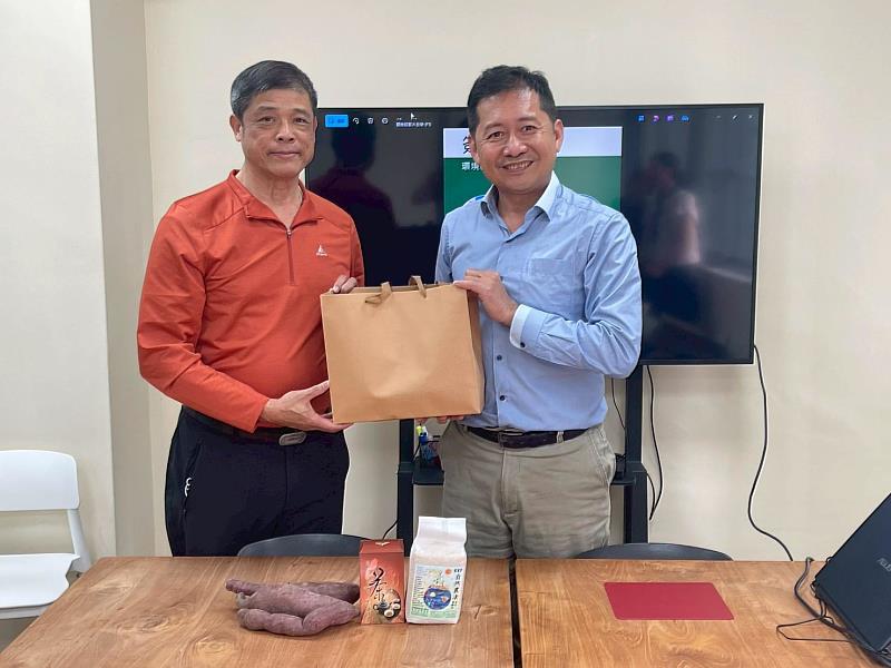 欣欣水泥與東華大學碳中和研究中心交換禮物。