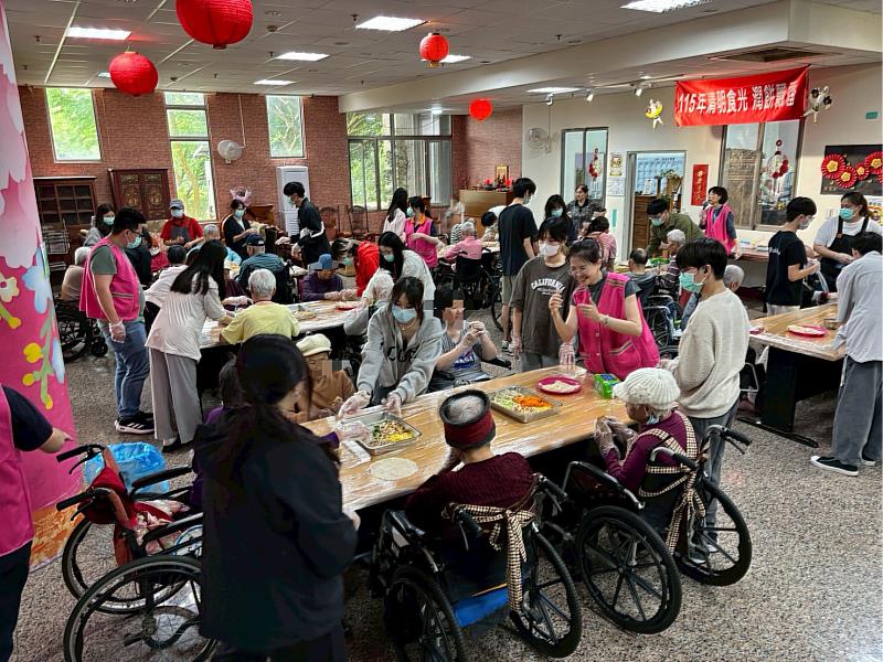 參加「清明食光．潤餅飄香」活動。