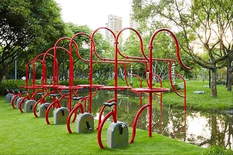 大安森林公園2018年導入「活水飛輪」設施，透過人力踩踏帶動水循環，兼具環境教育與永續概念。