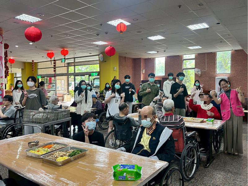 參加「清明食光．潤餅飄香」活動。