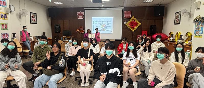 課程致贈感謝狀及大合照。