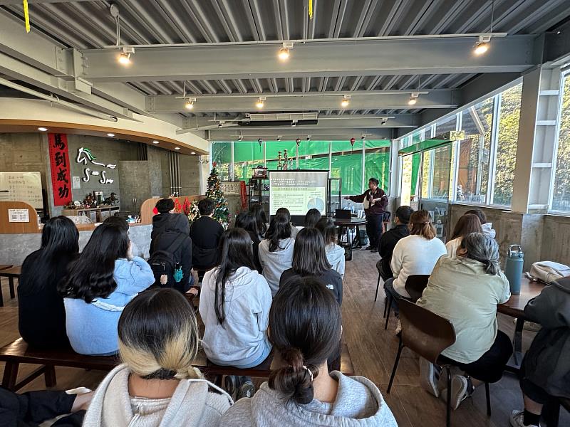 馬場裡的療癒課！ 亞大醫檢系推動物輔療伴長者