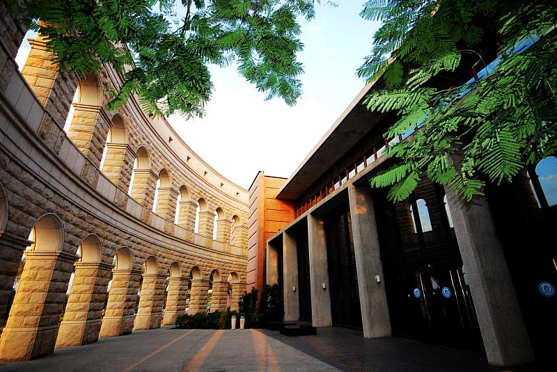 亞洲大學校園融合古典與現代建築美學，營造跨域學習環境。