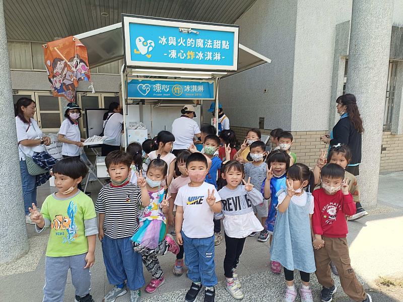 炸冰淇淋餐車開進溪口國小 午餐化身科學實驗室（照片由溪口國小提供）