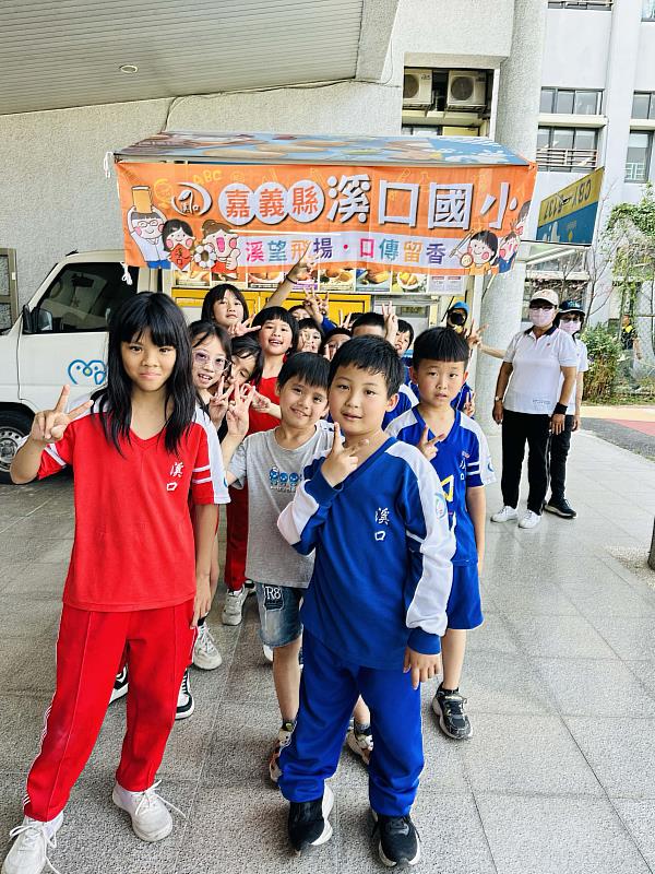 炸冰淇淋餐車開進溪口國小 午餐化身科學實驗室(照片由溪口國小提供)