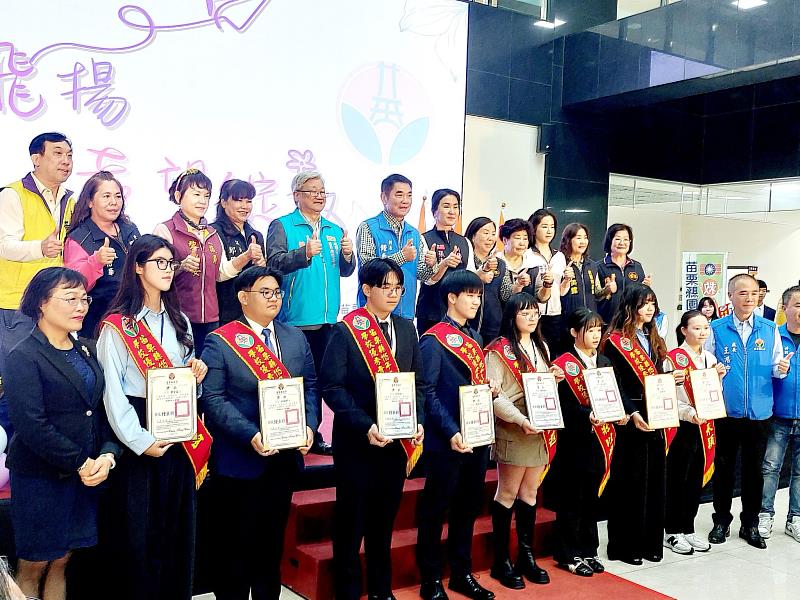 休閒運動管理系四Ａ吳承穎同學與餐旅經營系三A張致遐同學獲頒115年苗栗縣優秀青年。