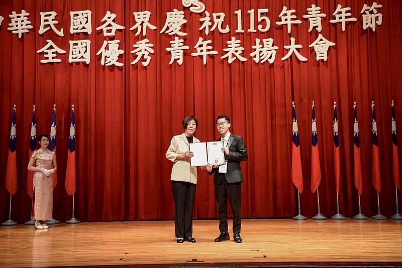 時尚造型設計系4年A班李招瑾同學（右1）榮獲115年青年節表揚大專優秀青年。