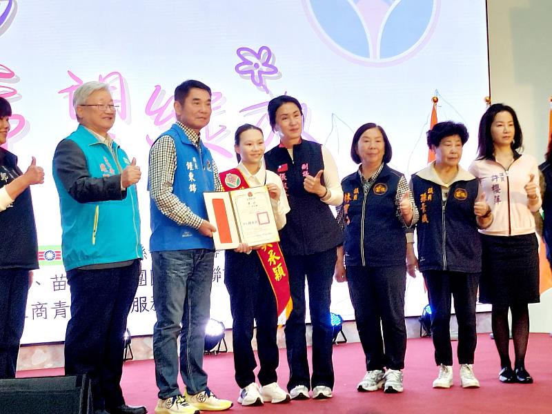 休閒運動管理系四Ａ吳承穎同學獲頒115年苗栗縣優秀青年。