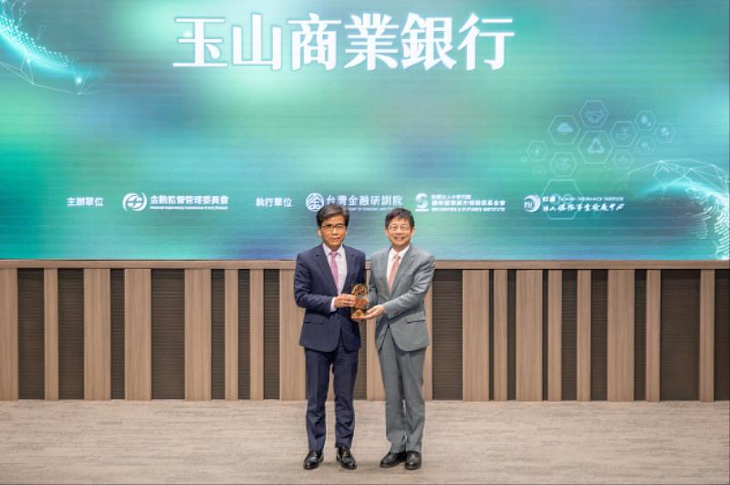 玉山金控旗下銀行、證券入選第3屆永續金融評鑑前25%,金管會主委彭金隆(左)頒發獎座予玉山金控暨玉山銀行董事長黃男州(右)。
