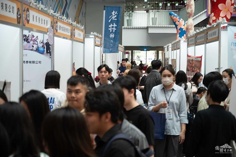 僑生就業博覽會臺中場次，僑生踴躍與企業進行面談。