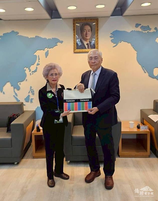 張良民致贈紀念品，何素珍代表接受。