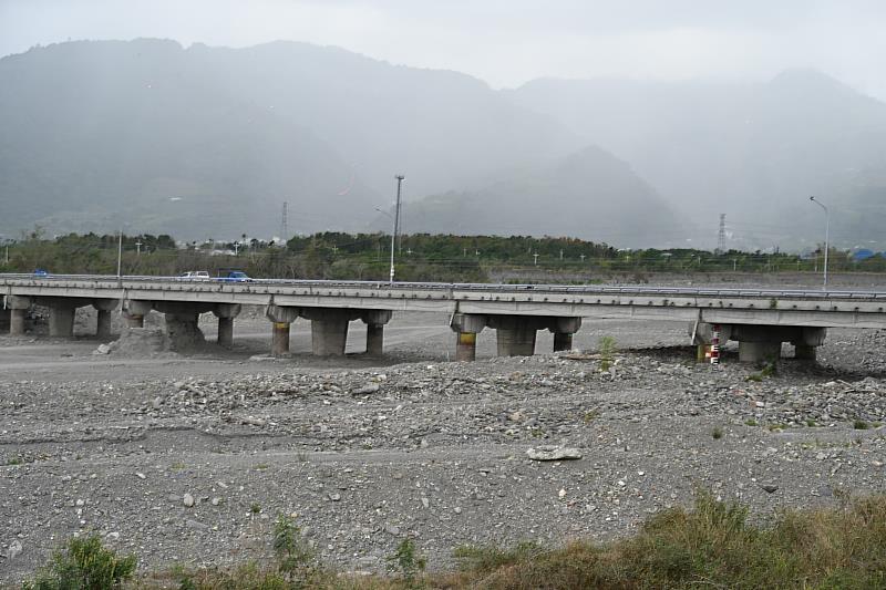 饒慶鈴視察太平溪緊急疏濬、臺東高中周邊人行環境改善工程。