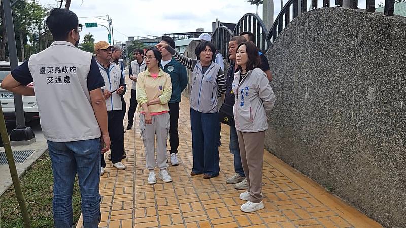 饒慶鈴視察太平溪緊急疏濬、臺東高中周邊人行環境改善工程。