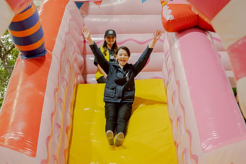 市長高虹安化身「大孩子」與學童同樂。