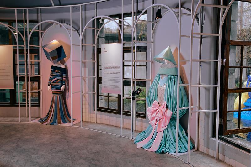 觀眾隨著一套接續一套的訂製禮服，跟隨BOB Jian設計師簡國彥走上私密的療癒之路。（Shawn Sun孫邦維攝）