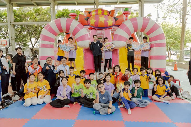 歡慶兒童節！ 高虹安市長化身「大孩子」現身載熙國小同樂