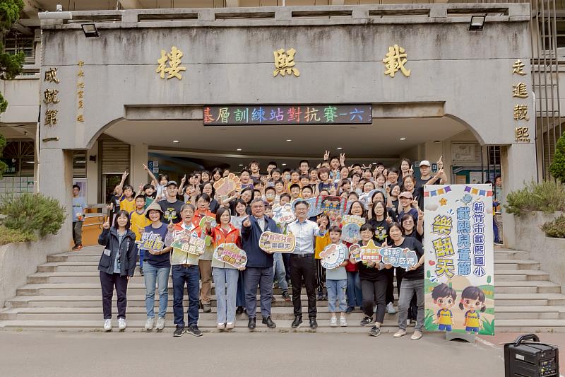 市長高虹安化身「大孩子」與學童同樂。