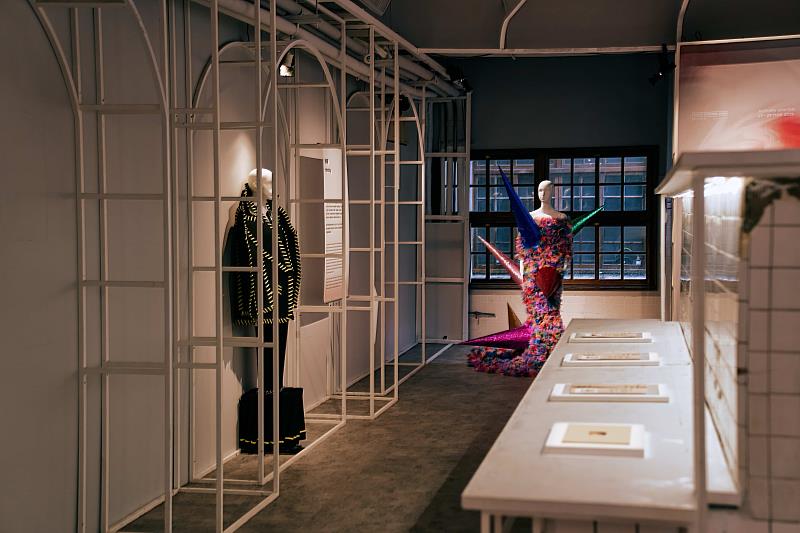 訂製禮服《修補》（左）與《分裂》（右）。（Shawn Sun孫邦維攝）