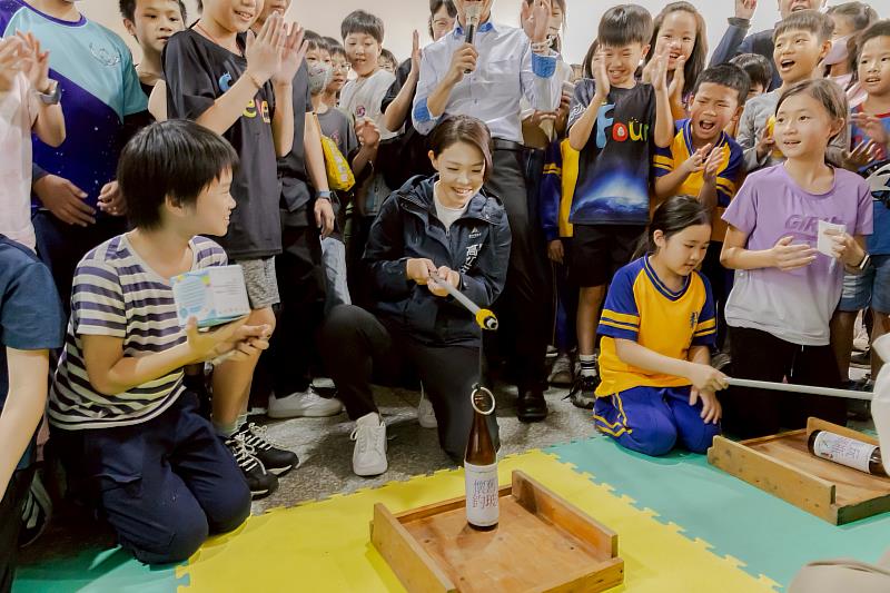 市長高虹安化身「大孩子」與學童同樂。