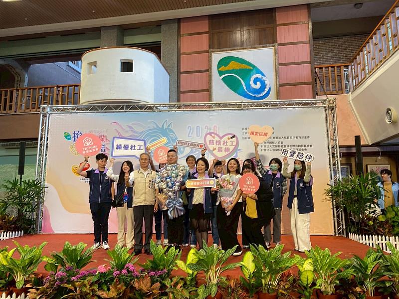 今年共有6位佛光大學社會工作學系畢業校友榮獲表揚，其中，宜蘭縣共表揚25位社工及社福夥伴，佛光大學校友即占5名。