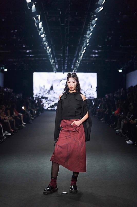 揉皺的「打版紙」經數位轉化後的紋理，在廢土美學的表象下，依然維持著品牌高度理性的精準工藝。（INFDARK 提供）