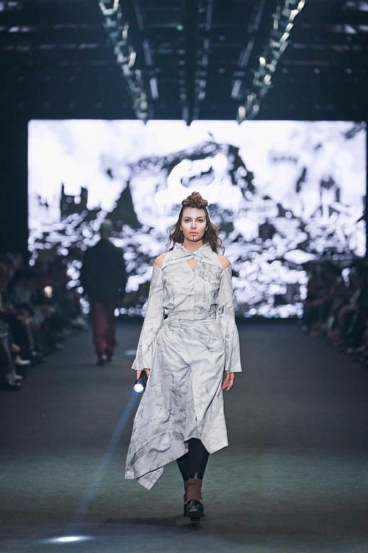 印花設計竟取材自揉皺的「打版紙」— 象徵設計過程中的反覆修正，更指涉服裝在尚未定型前的多重可能。（INFDARK提供）