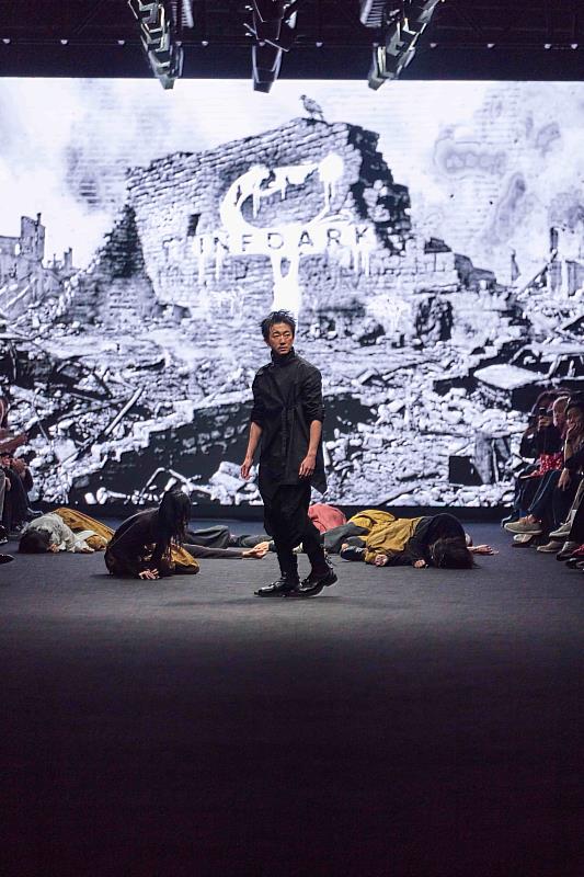 AW26 臺北時裝週大秀，將倫敦時裝週的國際氣勢帶回主場，交織成一場關於「末日餘生」的沉浸式敘事。（INFDARK 提供）