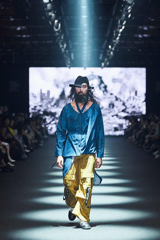 本季視覺語言指向一個文明崩解後仍持續運作的世界。在鬆動的輪廓與層次外露間，構築出近似「廢土語境」的造型。(INFDARK 提供）