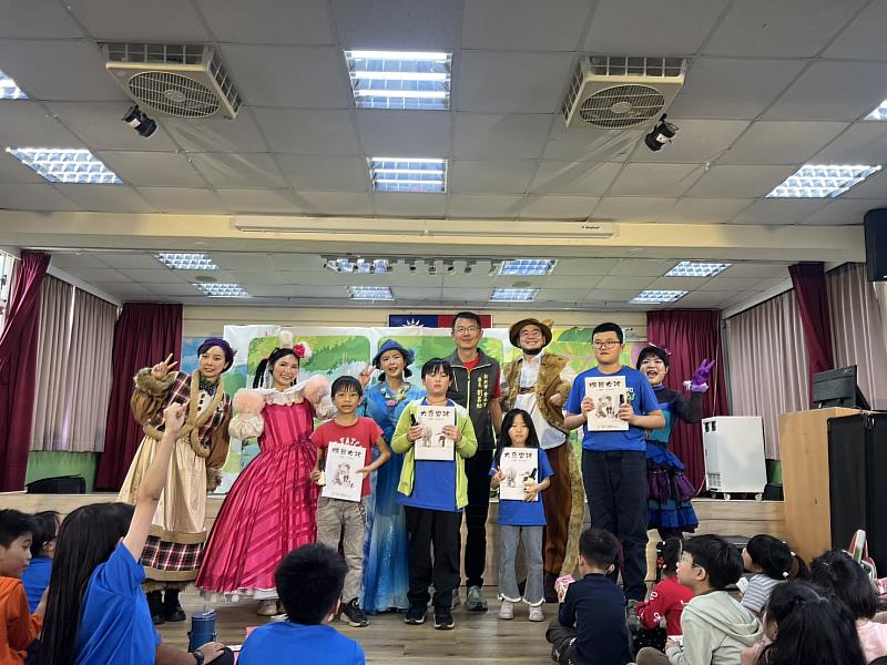 小朋友開心地領取演後QA小禮物