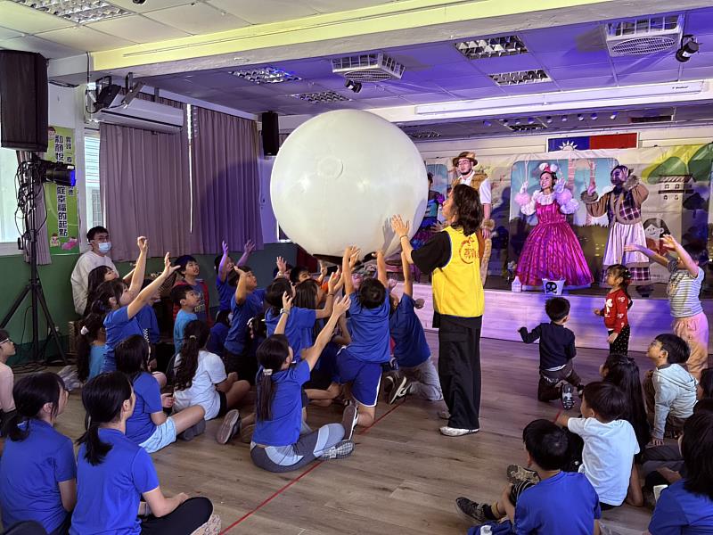 三和國小師生齊心協力「推開毒球」互動照。