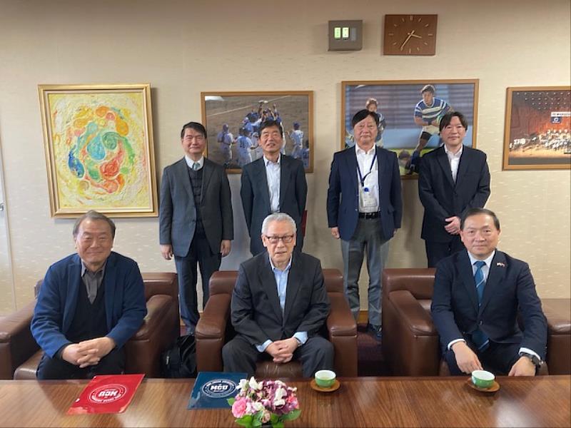 駐福岡辦事處王鴻鳴領事與福岡工業大學大谷忠彥理事長等人合影