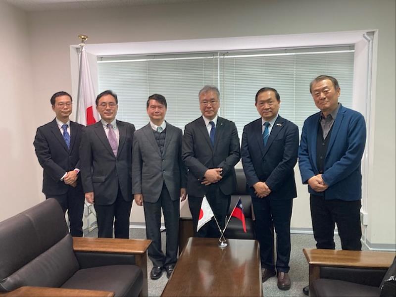 駐福岡辦事處王鴻鳴領事與國立大學法人九州工業大學安永卓生校長等人合影