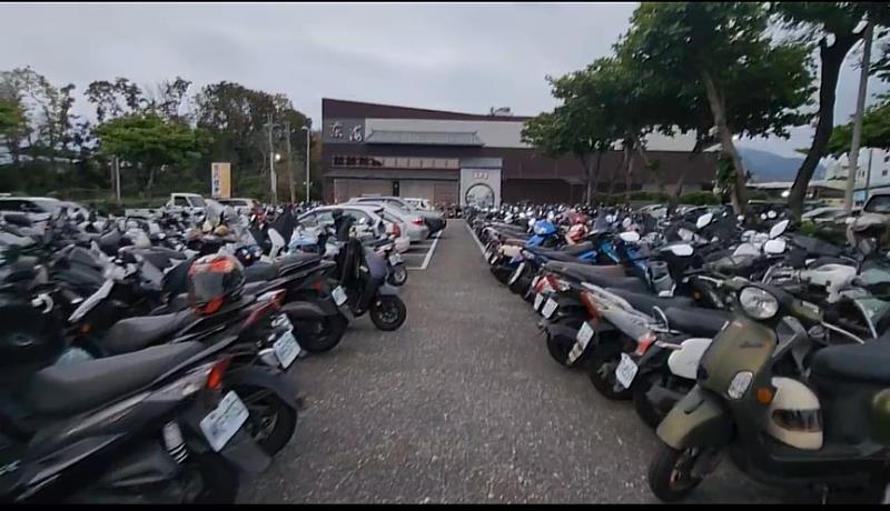 知本火車站機車違規停放亂象 臺東警方強力執法維護交通秩序