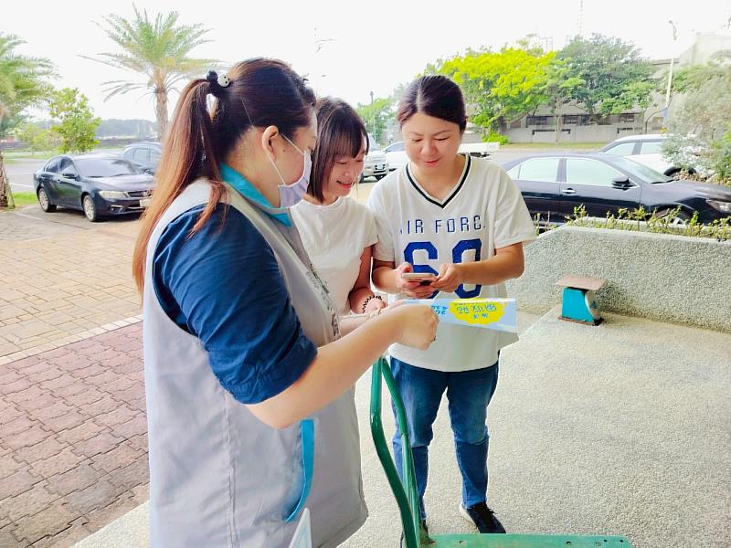 民眾至海洋風收站了解開站訊息