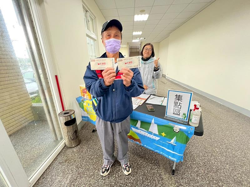 民眾至海洋風收站回收後領取兌換品